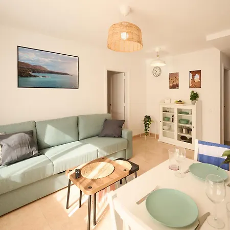 شقة Sunny With Terrace In