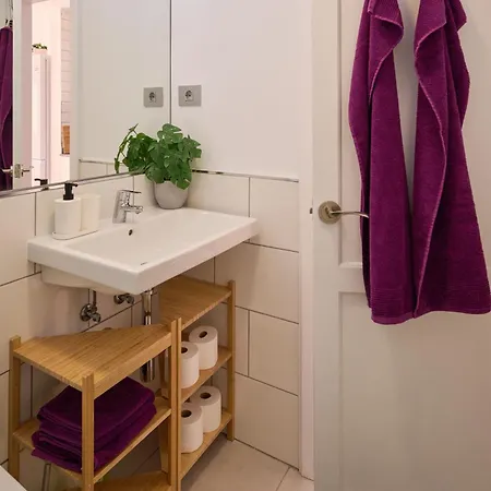 Sunny With Terrace In Apartment *